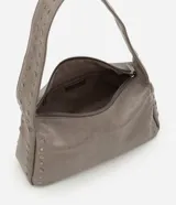 Cartera baguette de PU desteñido color gris, con correa de hombro ancha y tachas aplicadas. Cierre por cremallera.