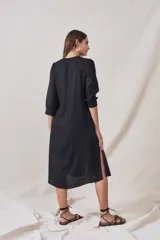 Vestido camisero midi negro con botones frontales y mangas 3/4.