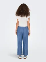 Pantalón jean celeste de corte wide leg y tiro alto, con pretina ancha y cierre de gancho.