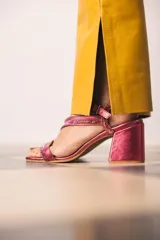 Sandalias de cuero color fucsia con tiras finas cruzadas y strass.