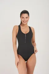 Malla entera de lycra negra, con espalda deportiva y cierre frontal.