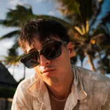 Lentes de sol con marco cuadrado color verde oliva y lentes marrones.