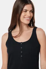 Musculosa celeste con cuello redondo, corte recto, botones frontales y bolsillo de parche en el pecho.