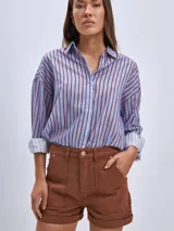 Short de denim color tostado con diseño clásico y ajuste cómodo.