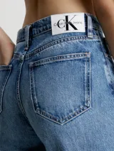 Pantalón de jean celeste de corte recto, tiro alto y cinco bolsillos.