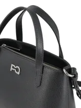 Cartera de cuero color gris plomo, con doble asa corta y correa larga regulable y desmontable. Tiene logo metálico de la marca en el frente y tiracierre personalizado. El interior está forrado con tela estampada y tiene un bolsillo aplicado.