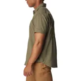 Camisa de manga corta azul marino, con cuello clásico, cierre frontal con botones, dos bolsillos en el pecho con cierre de botón y ventilación en la espalda.