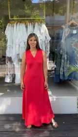 Vestido largo rojo sin mangas, con escote en V y corte recto.