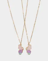 Set de dos collares dorados con dije de mariposa de colores pastel y cierre de mosquetón.
