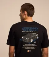 Remera negra de algodón con corte relaxed, cuello redondo y manga corta. Estampado en la espalda con la leyenda "Legendary '80s Beast" y la imagen de un coche clásico.