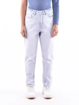 Pantalón de jean celeste claro con corte recto, tiro alto y bolsillos delanteros y traseros.