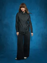 Camisa celeste de manga larga con cuello clásico y cierre con botones. Confeccionada en denim.