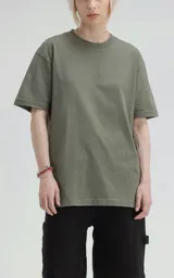 Remera verde militar de manga corta, cuello redondo y calce regular con recorte en espalda, realizada en algodón premium muy suave al tacto.