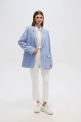 Blazer color blanco con rayas verticales finas, cuello solapa, bolsillos frontales y corte clásico. Confeccionado en lino.