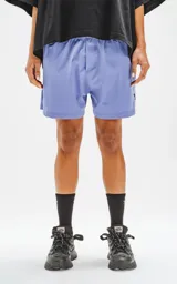 Short de baño color lavanda, de calce regular, con tres bolsillos, elástico en la cintura y cordón para ajustar.