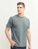 Remera de manga corta color petróleo, de corte recto y cuello redondo.