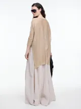 Sweater de calce amplio con escote en V, hecho en hilado ligero con textura seca y look natural. Tiene puños altos y cambio de punto en el centro del delantero, que aporta un detalle visual distintivo. Ideal para media estación, su diseño cómodo y relajado se adapta fácilmente a looks casuales y descontracturados.