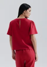 Blusa roja de mangas cortas con volados.