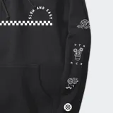 Canguro negro con capucha y cordones ajustables, bolsillo tipo canguro y puños y cintura acanalados. Presenta estampado frontal con la frase "Slow and Easy" y un diseño de tortuga sobre una patineta. En la manga derecha tiene estampados de caracol, cactus y otros diseños.