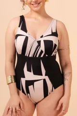 Malla entera de lycra negra con estampado abstracto en blanco y corte reductor en el abdomen.