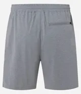 Bermuda deportiva gris de poliéster con cintura elástica y cordón interno ajustable. Cuenta con un bolsillo trasero funcional con cierre de cremallera.