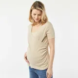 Camiseta color beige de corte cruzado, con mangas cortas y escote en V.