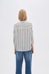 Camisa holgada de viscosa con estampado de rayas verticales en blanco y negro, cuello en V y mangas 3/4 con detalle de botones.