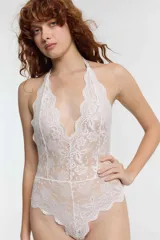Body de encaje floral color rojo, con escote halter y espalda descubierta.