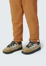 Pantalón de jogging celeste con textura acanalada, cintura elástica y bolsillos laterales.