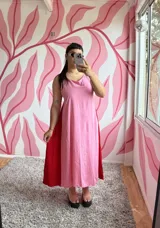 Vestido midi de viscosa, color rosa y rojo, con breteles finos y corte evasé.