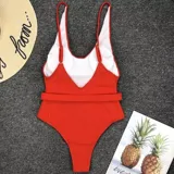 Traje de baño enterizo rojo con diseño de canalé y cinturón decorativo.