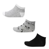 Pack de tres pares de medias trainer, un par blanco con rayas horizontales negras, un par gris con estampado de caras de oso panda y un par negro liso.