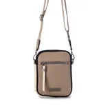 Phonebag color mostaza con bolsillo frontal con cierre, espacio para celular y billetera con repartición. Tiene una correa gruesa de galón regulable y desmontable. Detalles en marrón y beige.