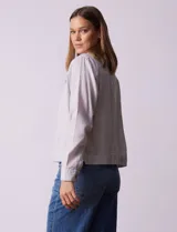 Camperita de lino estampado, marca Dash. Abertura central con botones, delantera con bolsillos.