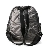 Mochila plateada acolchada con diseño geométrico.