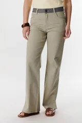 Pantalón jean de corte recto color beige con cinturón gris.