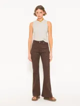 Pantalón Oxford de tiro alto confeccionado en gabardina elastizada con estampado animal print.