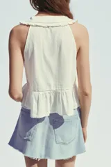 Minifalda de jean celeste de tiro medio, con trabillas, cinco bolsillos y ruedo desflecado.