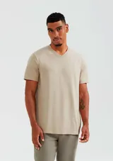 Camiseta gris oscuro de manga corta con cuello en V.