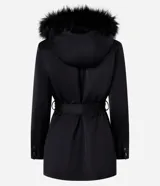 Campera parka negra con cuello alto, capucha con borde de piel sintética, cierre frontal con cremallera, bolsillos con cremallera y cinturón con hebilla.