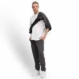 Pantalón de jogging Puma Essentials Elevated para hombre, color gris oscuro, con cintura elástica ajustable con cordón, bolsillos laterales y logo de Puma estampado en la pierna izquierda.