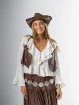 Blusa color crudo en lino rayón con volados, de mangas largas acampanadas y cierre frontal con botones.