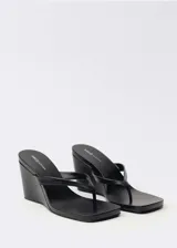 Sandalia de cuero negro con diseño destalonado, punta cuadrada y tacón de cuña de 8 cm.