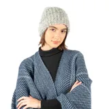 Gorro de lana tejido a crochet color gris claro.
