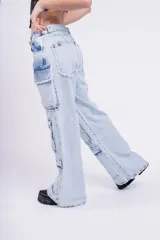 Pantalón cargo de denim celeste con múltiples bolsillos con solapa y corte acampanado.