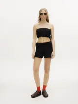 Top strapless marrón de crochet con ajuste elástico superior e inferior, espalda descubierta con cuatro tiras para ajustar.