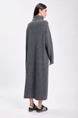Vestido midi gris de punto canalé, con cuello alto y mangas largas.