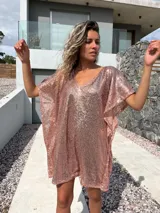 Túnica poncho corta de lentejuelas doradas con escote en V y mangas cortas amplias.
