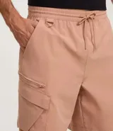 Bermuda masculina de poliéster, corte baggy, con cintura elástica ajustable con cordón y bolsillos cargo con cierre de cremallera.