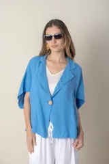 Chaqueta italiana de lino color blanco, de corte suelto y amplio, con cierre de un botón. Talle único oversize hasta XL.